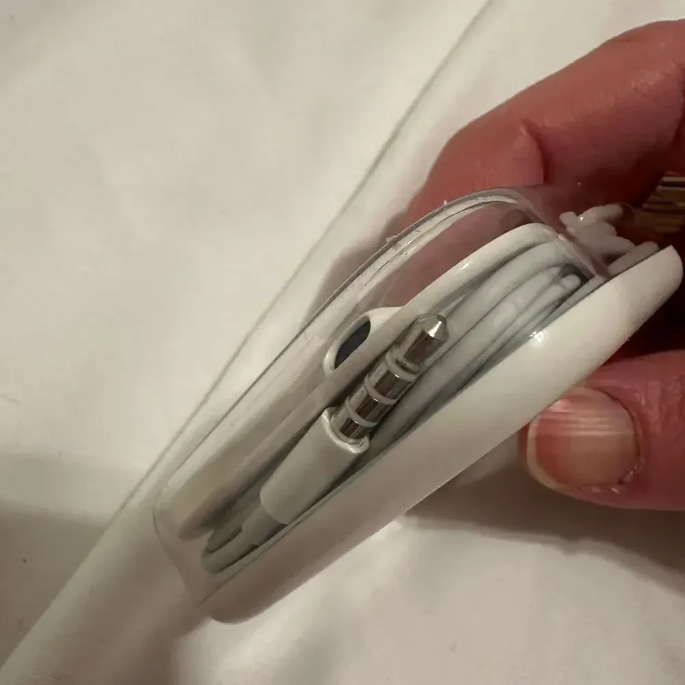 Genuine OEM Apple Wired Stereo Earphones Mic Remote 3.5mm
